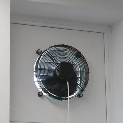 Fali axiál ventilátor beépítése gravitációs zsaluval
